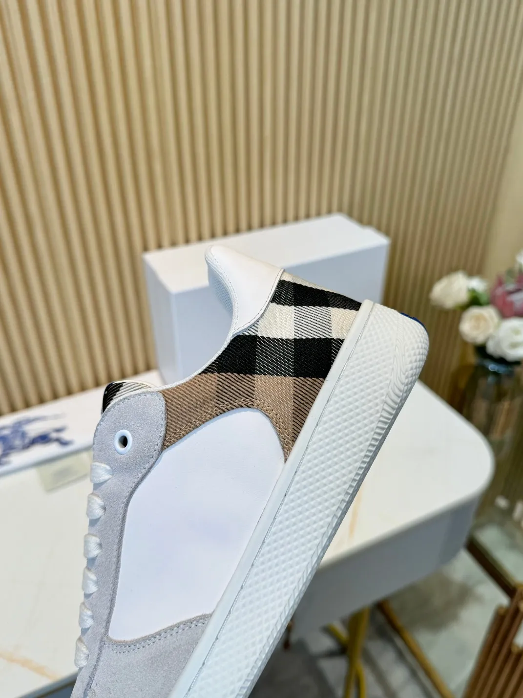 Men's men's shoes 💰560 Burberry's 2024 hot model is released. After three years, the classic plaid returns. It is versatile and decorated with worsted Burberry plaid pattern. Featuring a mesh lining and checkered laces, the rubber sole features the archive Burberry monogram. From Burberry's iconic collection, these wardrobe staples are interpreted with the brand's signature style.   ✅Fabric: classic cotton + silk cowhide ✅Lining: original board lining, silk cowhide lining ✅Outsole: TPU ✅Color: white ✅Code number: 35-45 for men and women (35, 45 customized)